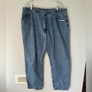 Mens wrangler Jeans 42x32 relaxed fit Medium Wash